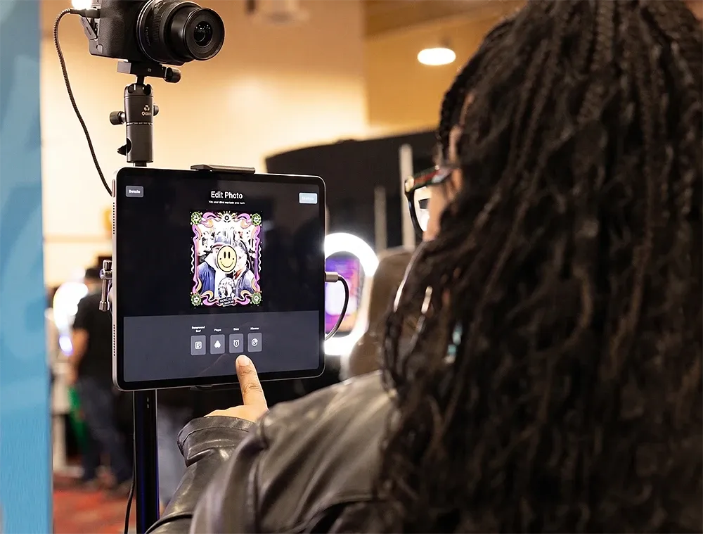 High-quality DSLR photo booth setup capturing event photos with Simple Booth