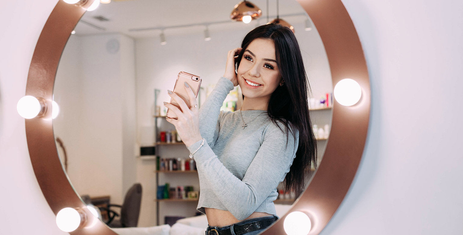 Everything You Need To Know About The Selfie Mirror Trend 