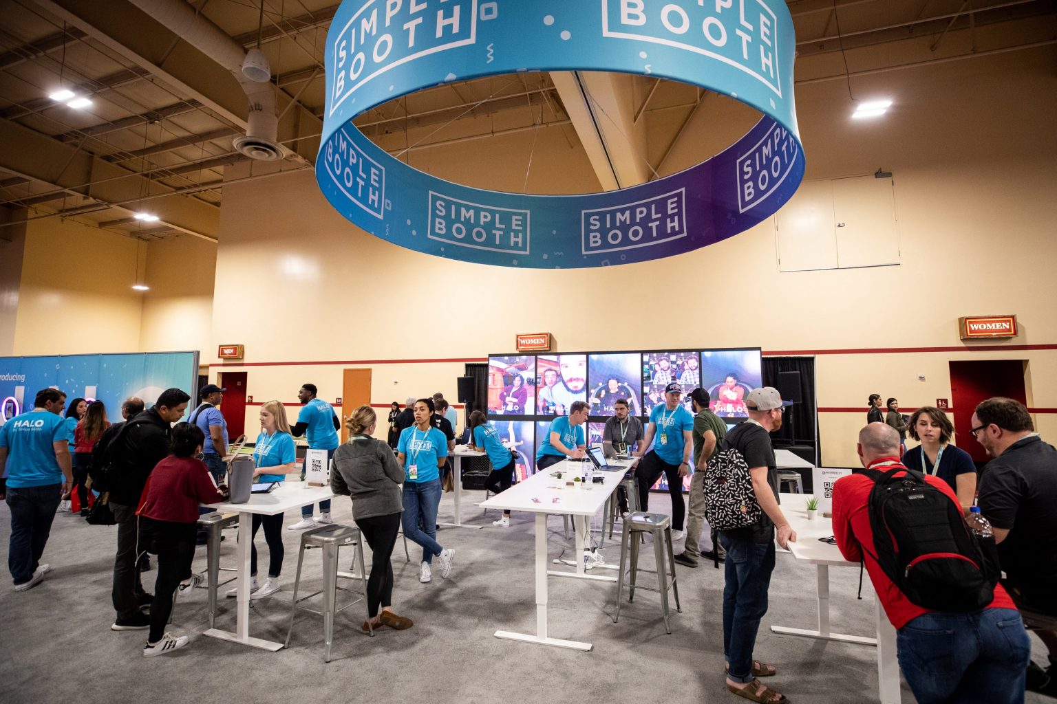 Live Feed the digital signage for venues & events Simple Booth